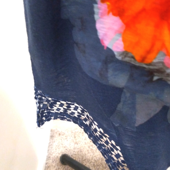 T & True Floral Top w/ sequins studs. Size XL - Picture 5 of 5